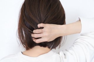 雨の日でもキマる！湿気に負けないヘアスタイルのコツ【プロが教える崩れない秘訣】