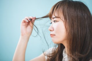 夏の湿気で髪が広がる悩み解消！くせ毛さんの乗り切り術で一日中まとまる髪へ