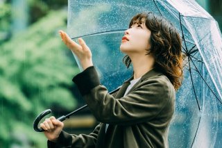 雨の日でもキマる！湿気に負けないヘアスタイルのコツ