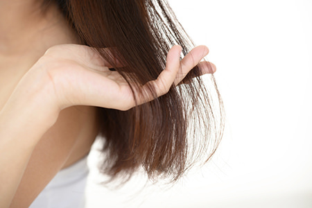 髪が傷むと色が抜ける 髪が茶色くなってきたと感じている人へ ヘアケア豆知識 情報はこちら ヘアケア通販