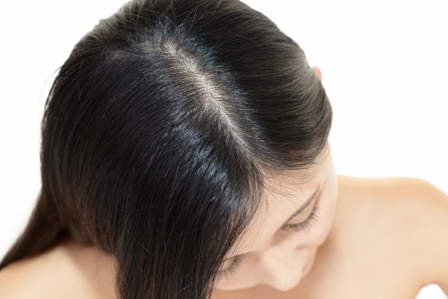 大人女性の髪の悩み、べたつき、抜け毛を解消するための3つのステップ