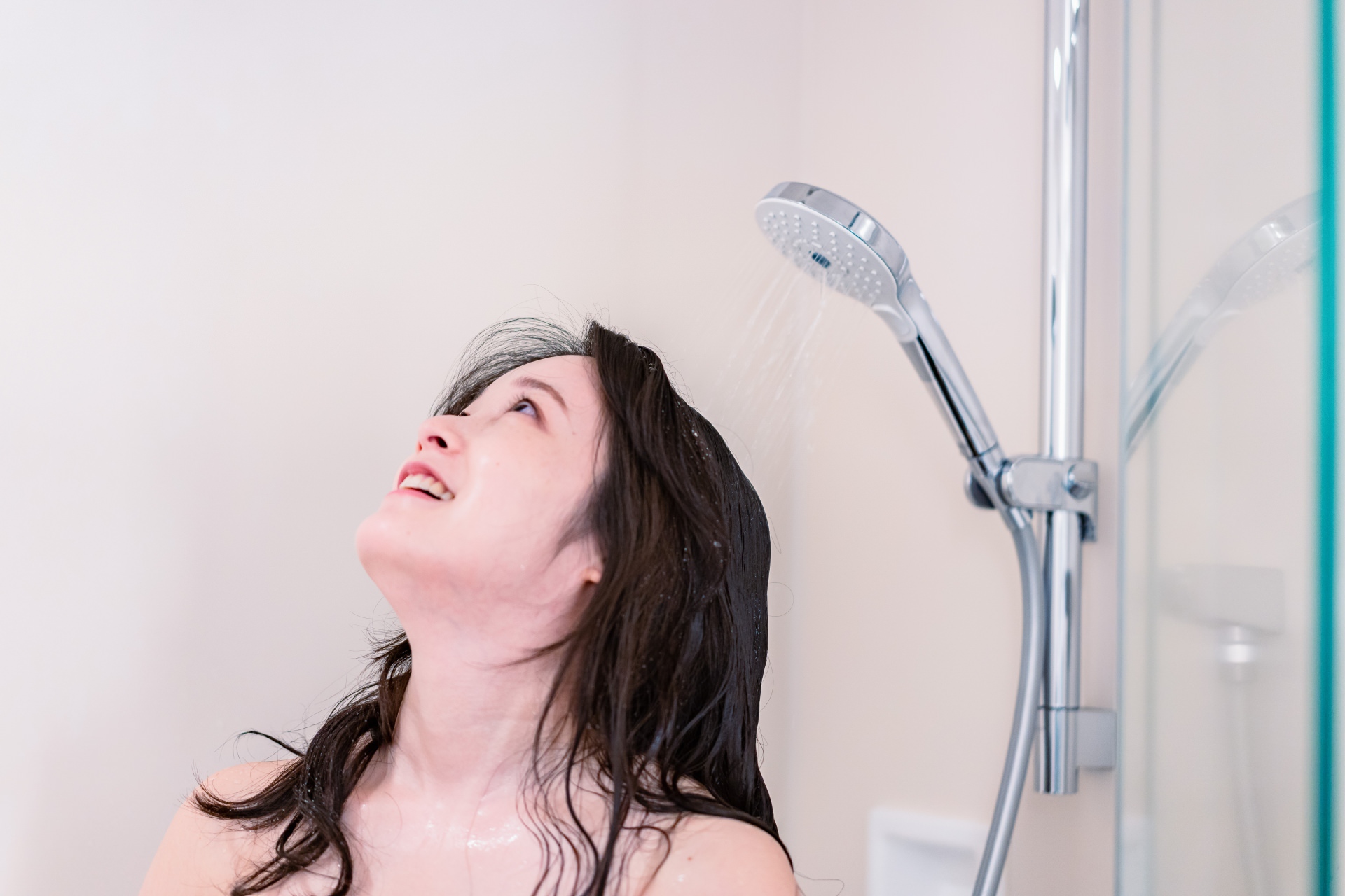 夏の冷水シャワーは本当に髪によい?効果と注意点を徹底解説