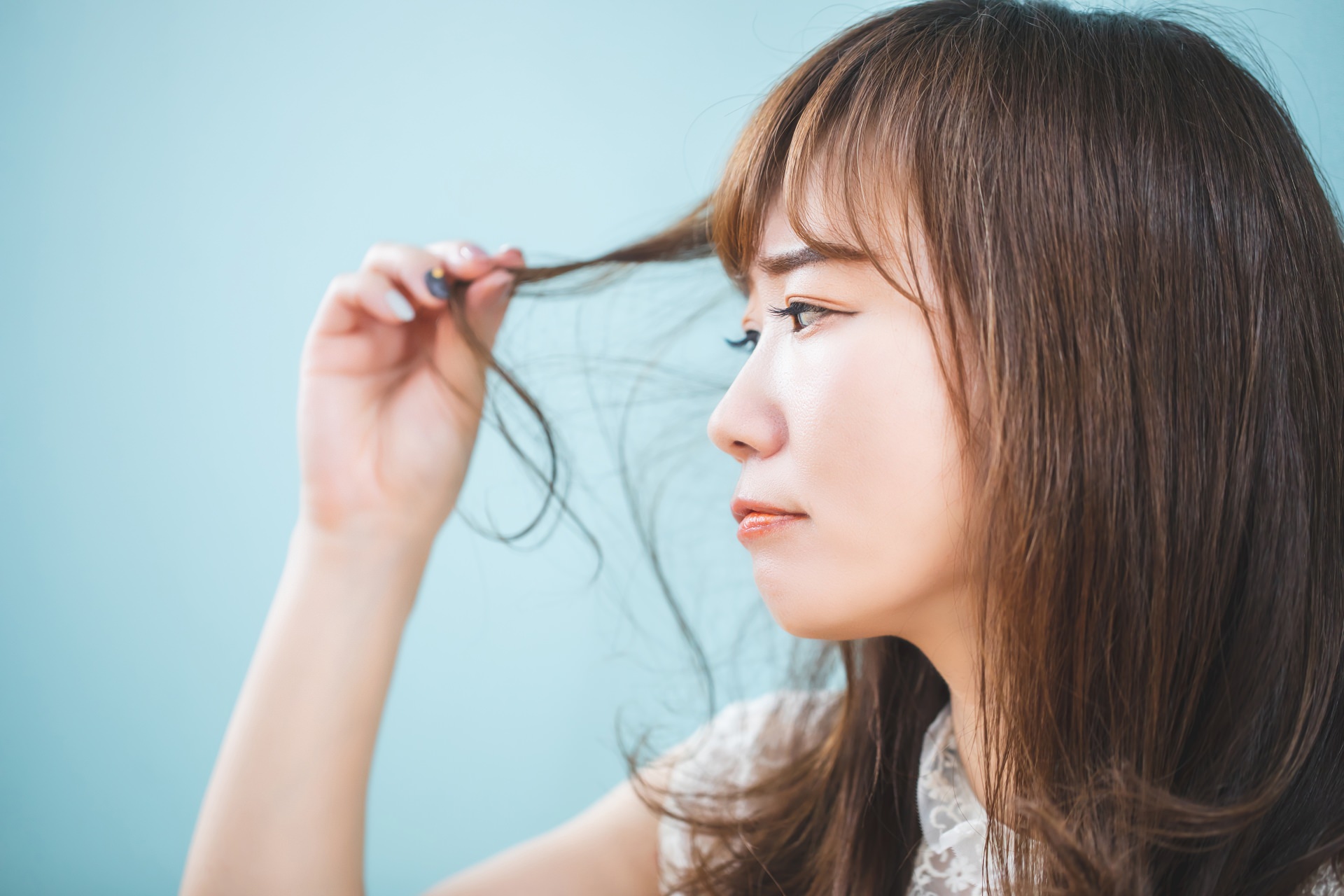 夏の湿気で髪が広がる悩み解消！くせ毛さんの乗り切り術で一日中まとまる髪へ